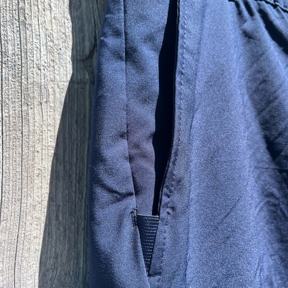 Izod Golf Men’s Size 40 Solid Blue Flat Front Navy Blue Golf Shorts - Picture 4 of 8